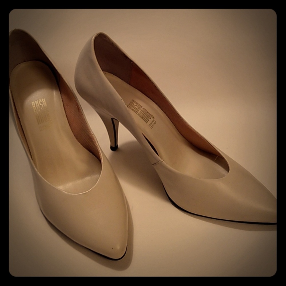 Cream Leather Heels 7.5B  Rush Hour